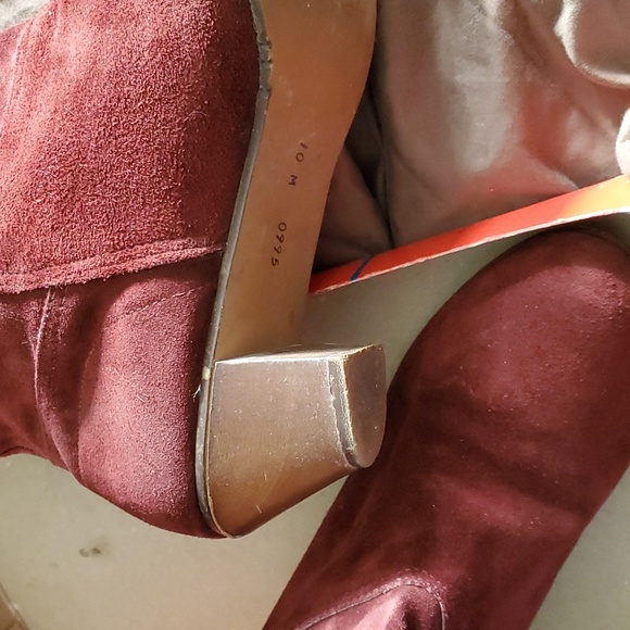 Maroon suede boots. 10M - Picture 3 of 5